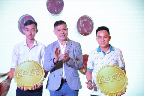 Triển lãm lon Coca-Cola khổng lồ khiến giới trẻ hào hứng - Ảnh 1. Triển lãm lon Coca-Cola khổng lồ khiến giới trẻ hào hứng - Ảnh 1.