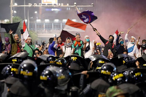 Chính quyền Indonesia: Nhóm biểu tình bạo loạn là ‘lưu manh được trả tiền’ - Ảnh 5. Chính quyền Indonesia: Nhóm biểu tình bạo loạn là ‘lưu manh được trả tiền’ - Ảnh 5.