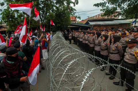 Chính quyền Indonesia: Nhóm biểu tình bạo loạn là ‘lưu manh được trả tiền’ - Ảnh 9. Chính quyền Indonesia: Nhóm biểu tình bạo loạn là ‘lưu manh được trả tiền’ - Ảnh 9.