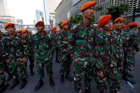Chính quyền Indonesia: Nhóm biểu tình bạo loạn là ‘lưu manh được trả tiền’ - Ảnh 8. Chính quyền Indonesia: Nhóm biểu tình bạo loạn là ‘lưu manh được trả tiền’ - Ảnh 8.