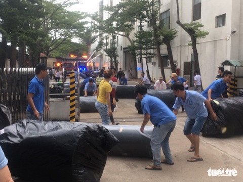 Cháy lớn ở Bình Dương, khói bốc cao trăm mét, công nhân ôm đồ ứng cứu - Ảnh 6. Cháy lớn ở Bình Dương, khói bốc cao trăm mét, công nhân ôm đồ ứng cứu - Ảnh 6.