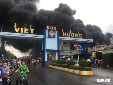 Cháy lớn ở Bình Dương, khói bốc cao trăm mét, công nhân ôm đồ ứng cứu - Ảnh 1. Cháy lớn ở Bình Dương, khói bốc cao trăm mét, công nhân ôm đồ ứng cứu - Ảnh 1.