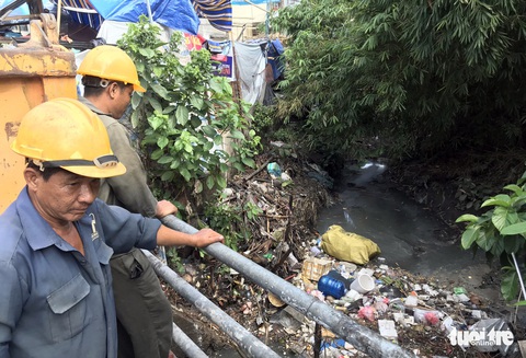 Sân bay Tân Sơn Nhất khó thoát ngập do cống thoát nước thấp hơn bên ngoài - Ảnh 2. Sân bay Tân Sơn Nhất khó thoát ngập do cống thoát nước thấp hơn bên ngoài - Ảnh 2.