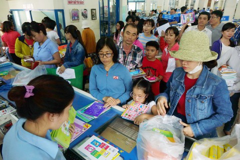 Một chương trình, nhiều bộ sách giáo khoa: Đồng tình nhưng phải làm trúng - Ảnh 1. Một chương trình, nhiều bộ sách giáo khoa: Đồng tình nhưng phải làm trúng - Ảnh 1.