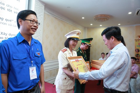 10 năm giải thưởng Vừ A Dính đồng hành cùng đồng bào dân tộc thiểu số - Ảnh 2. 10 năm giải thưởng Vừ A Dính đồng hành cùng đồng bào dân tộc thiểu số - Ảnh 2.