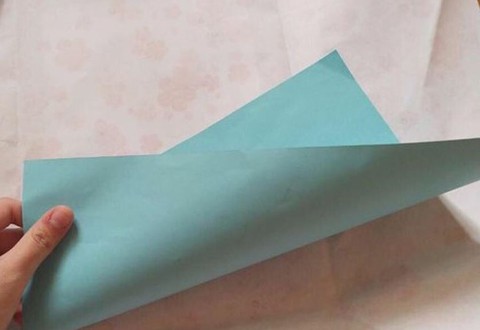 Trường trao quà thưởng bên trong chỉ có 1 tờ giấy... không có chữ gì - Ảnh 1. Trường trao quà thưởng bên trong chỉ có 1 tờ giấy... không có chữ gì - Ảnh 1.