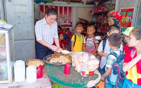 Vợ chồng thầy giáo tự tay nấu bữa sáng tặng trò nghèo - Ảnh 1. Vợ chồng thầy giáo tự tay nấu bữa sáng tặng trò nghèo - Ảnh 1.