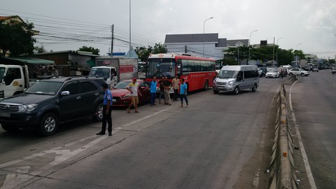 Tài xế tiếp tục phản ứng, trạm BOT T2 phải xả trạm hàng chục lần - Ảnh 5. Tài xế tiếp tục phản ứng, trạm BOT T2 phải xả trạm hàng chục lần - Ảnh 5.