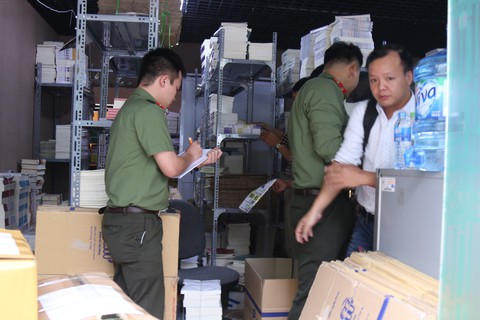Thu giữ gần 10.000 cuốn sách tiếng Nhật không rõ nguồn - Ảnh 4. Thu giữ gần 10.000 cuốn sách tiếng Nhật không rõ nguồn - Ảnh 4.