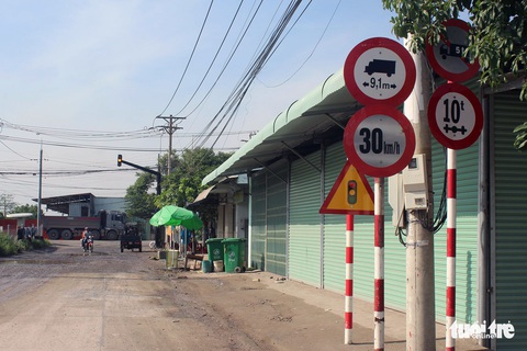 Xe ben vượt đường cấm, dân Tân Cang lập rào chắn ngang đường - Ảnh 3. Xe ben vượt đường cấm, dân Tân Cang lập rào chắn ngang đường - Ảnh 3.