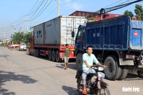 Xe ben vượt đường cấm, dân Tân Cang lập rào chắn ngang đường - Ảnh 4. Xe ben vượt đường cấm, dân Tân Cang lập rào chắn ngang đường - Ảnh 4.