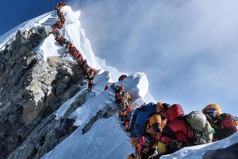 Hai người chết vì xếp hàng chờ trên đỉnh núi Everest? - Ảnh 1. Hai người chết vì xếp hàng chờ trên đỉnh núi Everest? - Ảnh 1.