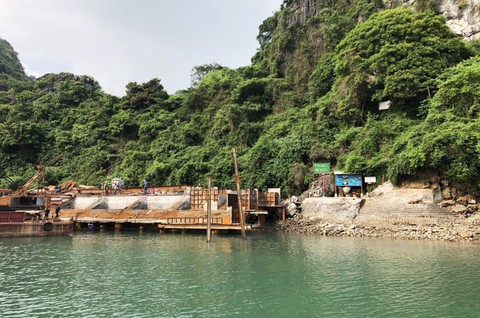 Dừng công trình trên vịnh Hạ Long, chờ đánh giá tác động môi trường - Ảnh 1. Dừng công trình trên vịnh Hạ Long, chờ đánh giá tác động môi trường - Ảnh 1.
