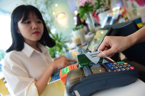 Cà thẻ trả tiền và những chuyện không thể hiểu - Ảnh 1. Cà thẻ trả tiền và những chuyện không thể hiểu - Ảnh 1.