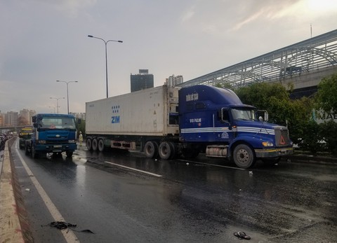 Xe container tông chết người qua đường, xa lộ Hà Nội kẹt cứng - Ảnh 1. Xe container tông chết người qua đường, xa lộ Hà Nội kẹt cứng - Ảnh 1.