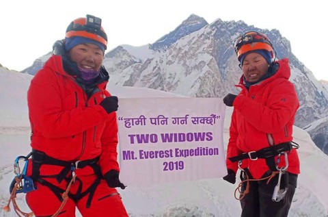 Hai góa phụ chinh phục Everest để truyền cảm hứng sống - Ảnh 1. Hai góa phụ chinh phục Everest để truyền cảm hứng sống - Ảnh 1.
