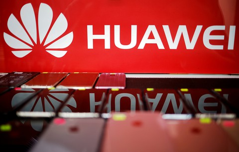Ông Trump: Huawei rất nguy hiểm! - Ảnh 1. Ông Trump: Huawei rất nguy hiểm! - Ảnh 1.