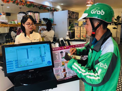 Tài xế Grabfood kiện vì bị công ty giam tiền 3-5 ngày - Ảnh 1. Tài xế Grabfood kiện vì bị công ty giam tiền 3-5 ngày - Ảnh 1.