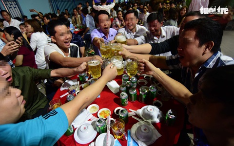 Phòng chống tác hại rượu bia: Càng bàn càng... lùi - Ảnh 1. Phòng chống tác hại rượu bia: Càng bàn càng... lùi - Ảnh 1.