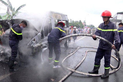 Xe khách đang chạy cháy ngùn ngụt, bé trai 14 tuổi chết thảm - Ảnh 4. Xe khách đang chạy cháy ngùn ngụt, bé trai 14 tuổi chết thảm - Ảnh 4.