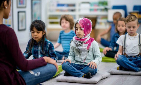 Trường học dạy tích hợp yoga, thiền để học sinh hạnh phúc - Ảnh 1. Trường học dạy tích hợp yoga, thiền để học sinh hạnh phúc - Ảnh 1.