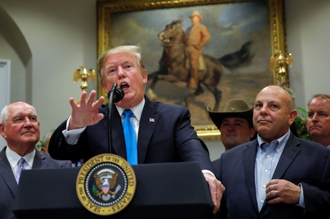 Ông Trump tuyên bố lấy tiền Trung Quốc giúp nông dân Mỹ - Ảnh 1. Ông Trump tuyên bố lấy tiền Trung Quốc giúp nông dân Mỹ - Ảnh 1.