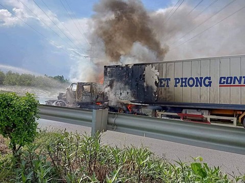 Xe container cháy ngùn ngụt trên cao tốc TP.HCM - Long Thành - Dầu Giây - Ảnh 1. Xe container cháy ngùn ngụt trên cao tốc TP.HCM - Long Thành - Dầu Giây - Ảnh 1.