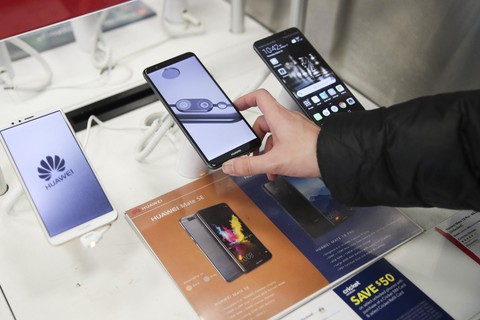Dân Anh cũng bán tháo điện thoại Huawei sau lệnh cấm của Mỹ - Ảnh 1. Dân Anh cũng bán tháo điện thoại Huawei sau lệnh cấm của Mỹ - Ảnh 1.