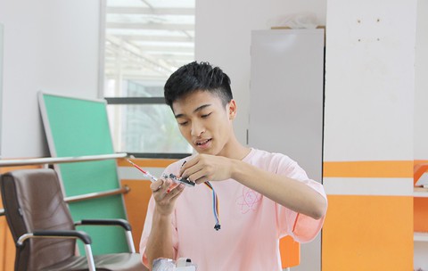 Học sinh lớp 11 chế tạo robot phát thuốc - Ảnh 1. Học sinh lớp 11 chế tạo robot phát thuốc - Ảnh 1.