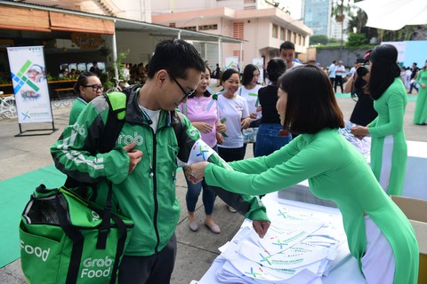 Báo Tuổi Trẻ cùng các sở ngành khởi hành Chuyến xe văn minh - Ảnh 1. Báo Tuổi Trẻ cùng các sở ngành khởi hành Chuyến xe văn minh - Ảnh 1.