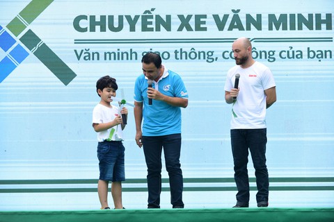 Báo Tuổi Trẻ cùng các sở ngành khởi hành Chuyến xe văn minh - Ảnh 6. Báo Tuổi Trẻ cùng các sở ngành khởi hành Chuyến xe văn minh - Ảnh 6.
