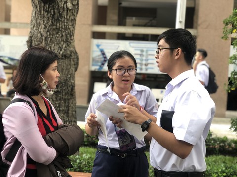 Đề toán thi vào lớp 10 trường phổ thông năng khiếu TP.HCM khá dễ - Ảnh 1. Đề toán thi vào lớp 10 trường phổ thông năng khiếu TP.HCM khá dễ - Ảnh 1.