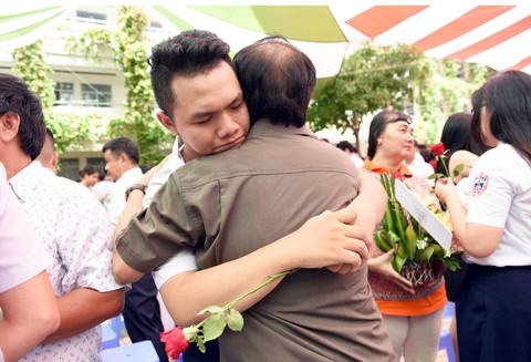 Chia tay lớp 12, học trò tri ân thầy cô, mẹ cha trong nước mắt - Ảnh 1. Chia tay lớp 12, học trò tri ân thầy cô, mẹ cha trong nước mắt - Ảnh 1.