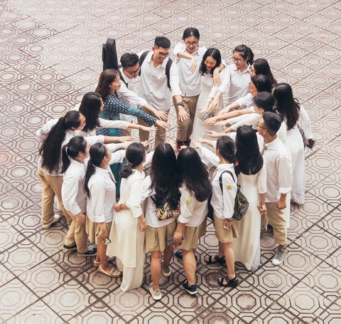 Chia tay lớp 12, học trò tri ân thầy cô, mẹ cha trong nước mắt - Ảnh 6. Chia tay lớp 12, học trò tri ân thầy cô, mẹ cha trong nước mắt - Ảnh 6.