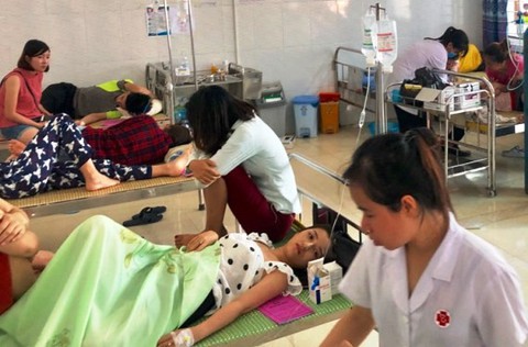 50 du khách nhập viện vì ngộ độc thực phẩm - Ảnh 1. 50 du khách nhập viện vì ngộ độc thực phẩm - Ảnh 1.