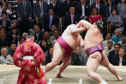 Ông Trump đi coi đấu sumo - ác mộng của mật vụ Mỹ - Ảnh 1. Ông Trump đi coi đấu sumo - ác mộng của mật vụ Mỹ - Ảnh 1.