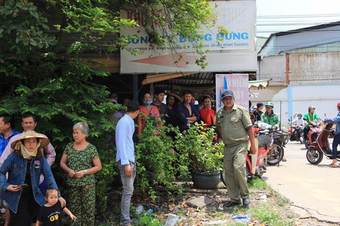 3 người chết trong phòng trọ, chồng treo cổ, vợ mang thai có vết thương - Ảnh 4. 3 người chết trong phòng trọ, chồng treo cổ, vợ mang thai có vết thương - Ảnh 4.