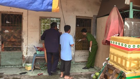 Vụ án cả nhà chết trong phòng trọ: nghi người chồng cắt cổ vợ con - Ảnh 1. Vụ án cả nhà chết trong phòng trọ: nghi người chồng cắt cổ vợ con - Ảnh 1.