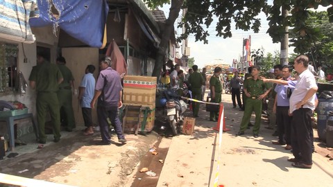 Vụ án cả nhà chết trong phòng trọ: nghi người chồng cắt cổ vợ con - Ảnh 3. Vụ án cả nhà chết trong phòng trọ: nghi người chồng cắt cổ vợ con - Ảnh 3.