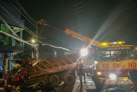 Xe ben đổ dốc cầu lao thẳng vào nhà dân - Ảnh 2. Xe ben đổ dốc cầu lao thẳng vào nhà dân - Ảnh 2.