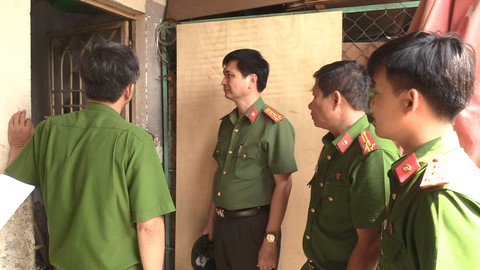 Vụ án cả nhà chết trong phòng trọ: nghi người chồng cắt cổ vợ con - Ảnh 7. Vụ án cả nhà chết trong phòng trọ: nghi người chồng cắt cổ vợ con - Ảnh 7.