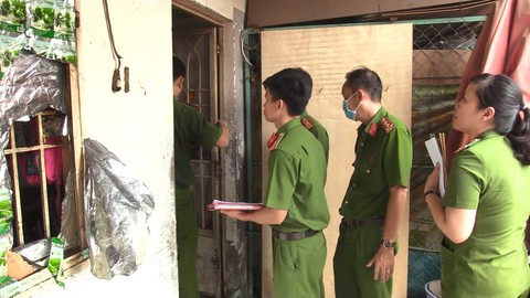 Vụ án cả nhà chết trong phòng trọ: nghi người chồng cắt cổ vợ con - Ảnh 6. Vụ án cả nhà chết trong phòng trọ: nghi người chồng cắt cổ vợ con - Ảnh 6.