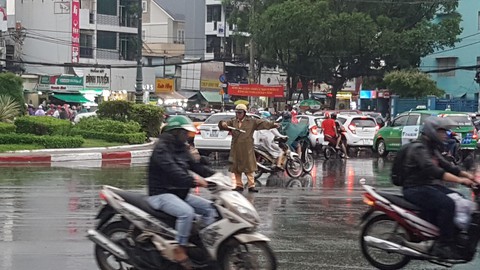4 khuyến cáo của Cảnh sát giao thông TP.HCM cho người đi xe máy mùa mưa - Ảnh 1. 4 khuyến cáo của Cảnh sát giao thông TP.HCM cho người đi xe máy mùa mưa - Ảnh 1.