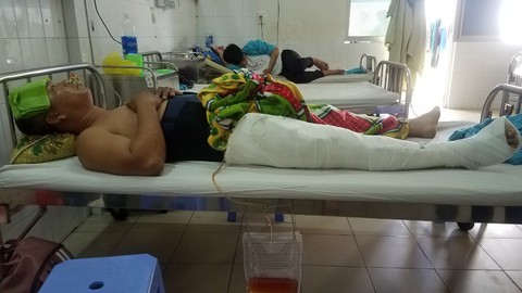 Bắt cát tặc, một cán bộ xã bị tông gãy xương đùi - Ảnh 1. Bắt cát tặc, một cán bộ xã bị tông gãy xương đùi - Ảnh 1.