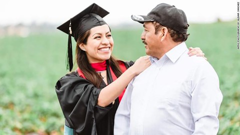 Ngày tốt nghiệp, con gái chụp ảnh với cha mẹ làm thuê trên đồng cà chua - Ảnh 2. Ngày tốt nghiệp, con gái chụp ảnh với cha mẹ làm thuê trên đồng cà chua - Ảnh 2.