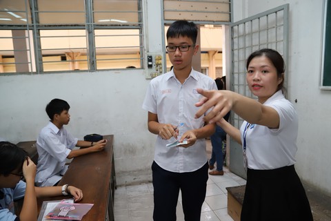 Thi vào trường phổ thông năng khiếu: đề toán sai sót, thí sinh xôn xao - Ảnh 1. Thi vào trường phổ thông năng khiếu: đề toán sai sót, thí sinh xôn xao - Ảnh 1.