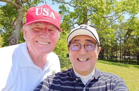 Xoay trục kiểu Trump - Ảnh 1. Xoay trục kiểu Trump - Ảnh 1.