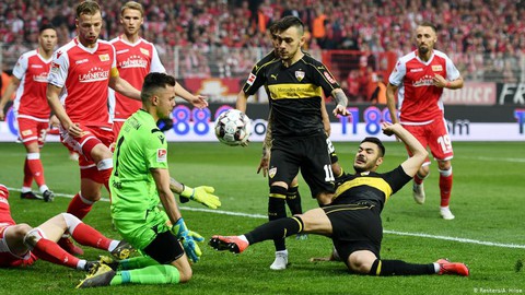 Đội đàn em giật chỗ của đàn anh ở Bundesliga - Ảnh 1. Đội đàn em giật chỗ của đàn anh ở Bundesliga - Ảnh 1.