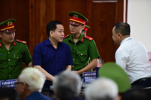 Vũ nhôm: Anh Bình từng cho bị cáo mượn hàng triệu đôla - Ảnh 1. Vũ nhôm: Anh Bình từng cho bị cáo mượn hàng triệu đôla - Ảnh 1.