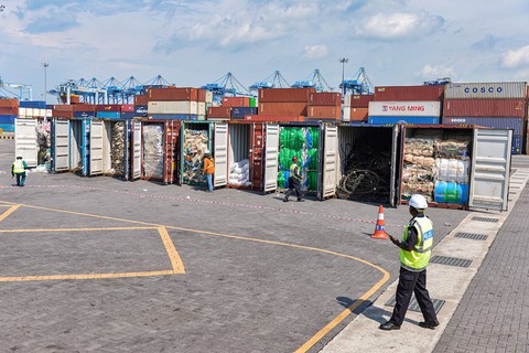 Malaysia coi những kẻ nhập lậu rác thải như bọn phản quốc - Ảnh 2. Malaysia coi những kẻ nhập lậu rác thải như bọn phản quốc - Ảnh 2.